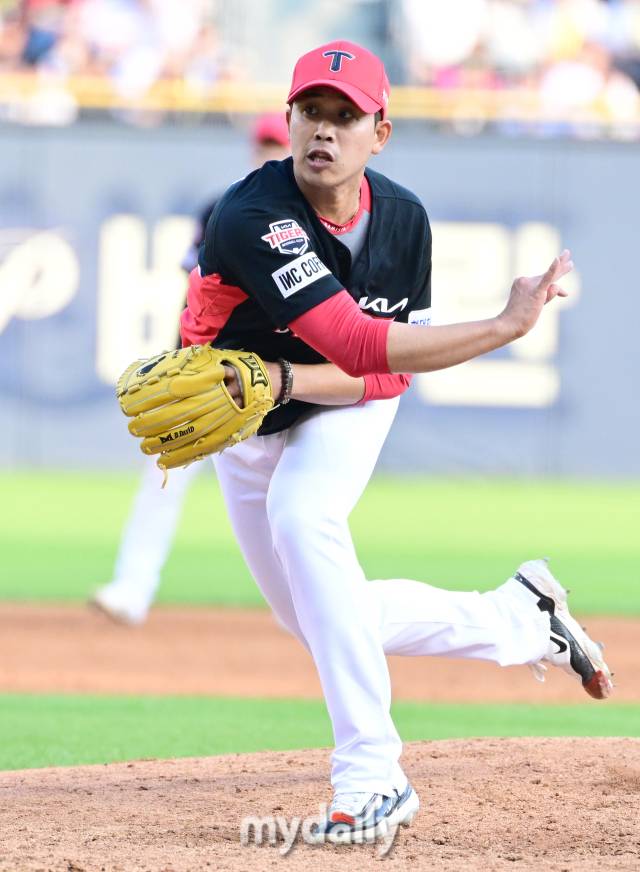 2024년 6월 8일 서울 잠실야구장에서 '2024 신한 SOL Bank KBO리그' KIA 타이거즈와 두산 베어스의 경기가 열렸다. KIA 임기영이 4회말 무사 만루서 구원등판해 역투하고 있다./마이데일리