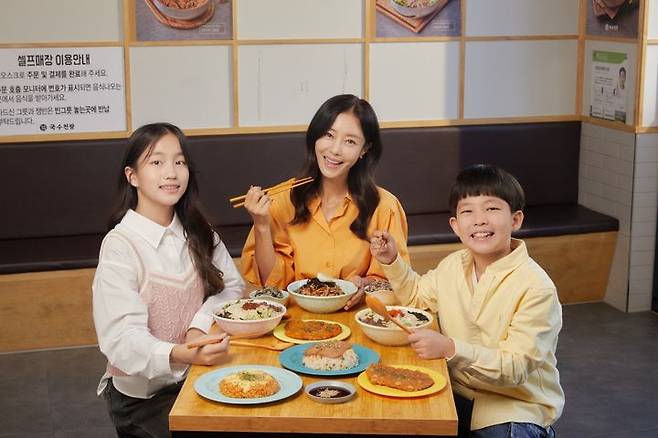[서울=뉴시스] 이지현과 딸 김서윤 양, 아들 김우경 군의 모습. (사진=피앤드케이엔터테인먼트 제공) 2024.11.05. photo@newsis.com  *재판매 및 DB 금지