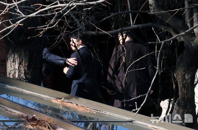 [서울=뉴시스] 김금보 기자 = 한동훈 국민의힘 대표가 4일 오후 서울 종로구 삼청동 총리공관에서 비상계엄 선포 및 해제에 따른 후속 대응을 논의하기 위해 이동하고 있다. 긴급 회동에는 한덕수 국무총리, 여당과 대통령실의 고위 당국자가 참석하는 것으로 알려졌다. 2024.12.04. kgb@newsis.com