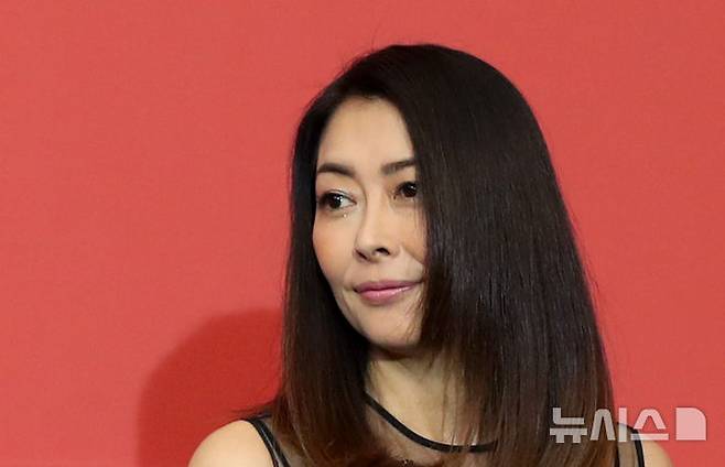 [서울=뉴시스] 일본 배우 나카야마 미호(54)가 사망했다. 6일 일본 공영방송 NHK에 따르면, 나카야마는 이날 오전 도쿄 시부야구 자택에서 숨진 채 발견됐다. 연락이 닿지 않자, 소속사 관계자가 집을 찾았다가 욕실에 쓰러진 나카야마를 발견해 신고했다. 이날 나카야마는 오사카에서 크리스마스 콘서트를 열 계획이었다. '컨디션이 좋지 않다'며 콘서트를 취소한 것으로 알려졌다. 경찰은 사망 원인을 조사 중이다. 사진은 지난 2017년 12월 부산 해운대구 해운대구 영화의전당 두레라움홀에서 열린 '제22회 부산국제영화제 갈라 프레젠테이션 나비잠 기자회견'에 참석한 배우 나카야마 미호. 2024.12.06. photo@newsis.com