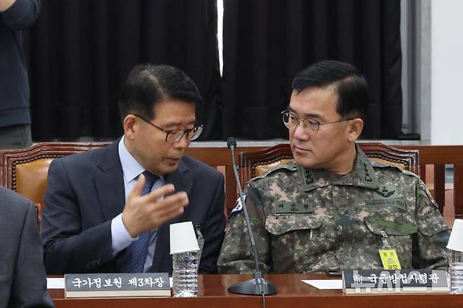 [서울=뉴시스] 국회사진기자단 = 여인형 전 국군방첩사령관과 윤오준 국정원 3차장이 7일 국회 정보위원회에서 열린 비상계엄 관련 긴급 현안질의에서 대화를 하고 있다. 2024.12.07. photo@newsis.com