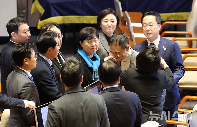 [서울=뉴시스] 고승민 기자 = 김선민 조국혁신당 의원 등 야당 의원들이 7일 서울 여의도 국회에서 김건희 여사 특검 및 윤석열 대통령 탄핵소추안을 안건으로 열린 제418회 국회(정기회) 제17차 본회의에서 대통령 탄핵소추안 투표를 한 김상욱 의원을 격려하며 안아주고 있다. 2024.12.07. kkssmm99@newsis.com