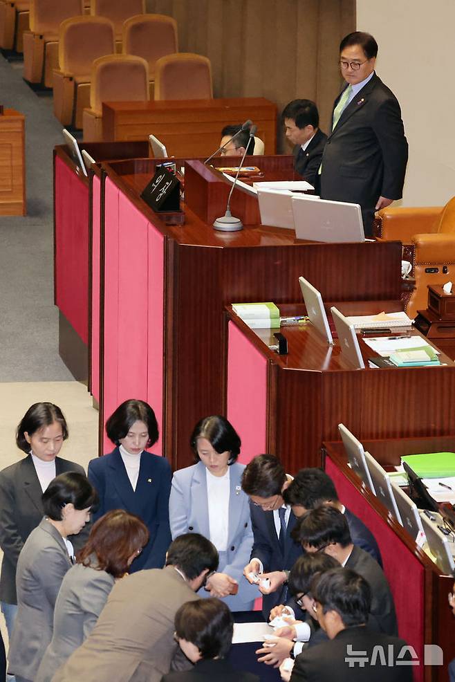 [서울=뉴시스] 조성우 기자 = 우원식 국회의장이 7일 오후 서울 여의도 국회에서 열린 제418회국회(정기회) 제17차 본회의에서 윤석열 대통령 탄핵소추안 표결에 대한 검표요원들의 명패수 확인 모습을 지켜보고 있다. 2024.12.07. xconfind@newsis.com