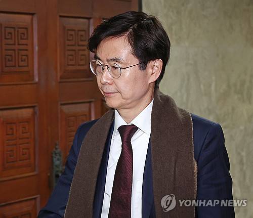 7일 서울 여의도 국회 의원총회 입장하는 조경태 의원 연합뉴스