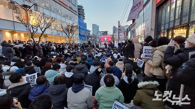 7일 대구 동성로에서 '윤석열 퇴진 대구시민시국대회'에 참석한 시민 5천여명이 국회 본회의 생중계 장면을 지켜보고 있다. 정진원 기자