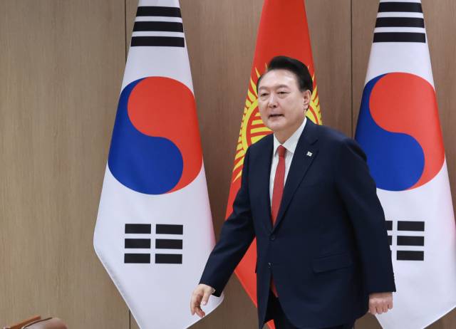 ▲윤석열 대통령이 3일 서울 용산 대통령실에서 사디르 자파로프 키르기즈공화국 대통령과 악수한 뒤 정상회담 자리로 향하고 있다. ⓒ연합뉴스
