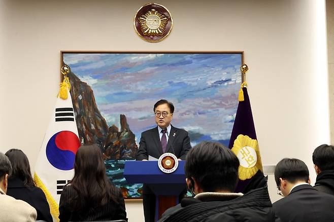 우원식 국회의장이 6일 오후 서울 여의도 국회에서 '윤석열 대통령 국회 방문' 등 현안 관련 담화문을 발표하고 있다. 뉴시스