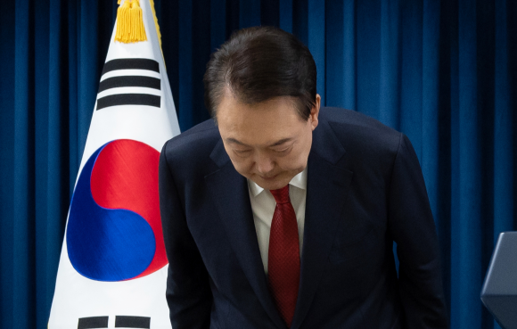 윤석열 대통령이 7일 서울 용산 대통령실 청사에서 대국민 담화를 마치며 인사하고 있다. 이날 국회에서는 윤석열 대통령의 탄핵소추안 표결이 예정돼 있다. 2024.12.7. 대통령실 제공.