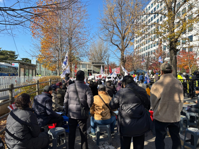 7일 서울 영등포구 여의도 국회의사당역 인근에서 열린 보수단체 지지자들. 정다은 기자