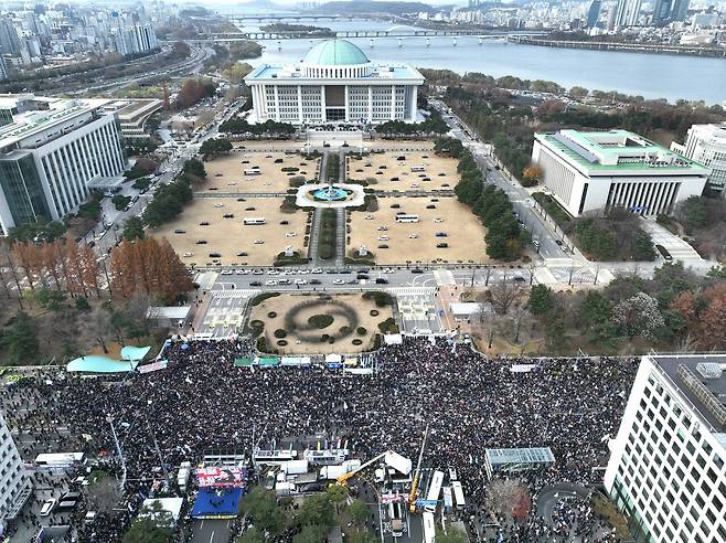 12월7일 국회의사당과 그 앞에 모인 시민들의 행렬. ⓒ시사IN 이명익