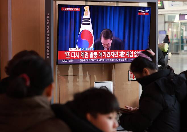 윤석열 대통령 탄핵소추안 표결이 예정된 7일 오전 서울역 대합실에서 시민들이 대통령 대국민 담화 중계를 지켜보고 있다. ⓒ연합뉴스