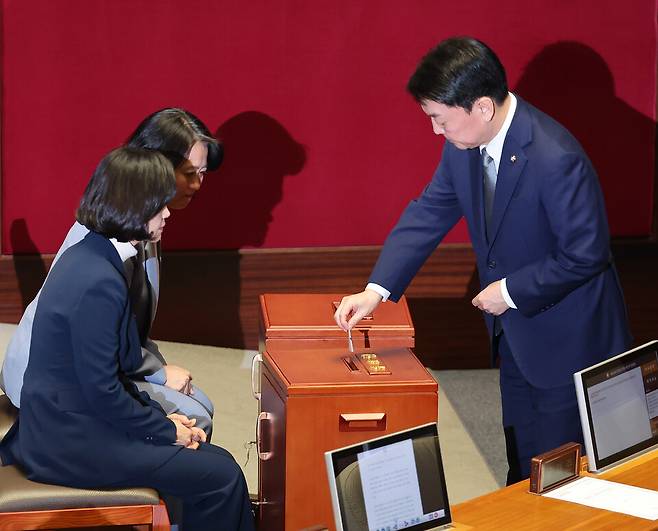 12월7일 오후 국회에서 열린 윤석열 대통령의 탄핵소추안 표결에 참여한 안철수 국민의힘 의원이 투표를 마친 뒤 투표지를 투표함에 넣고 있다. ⓒ 연합뉴스