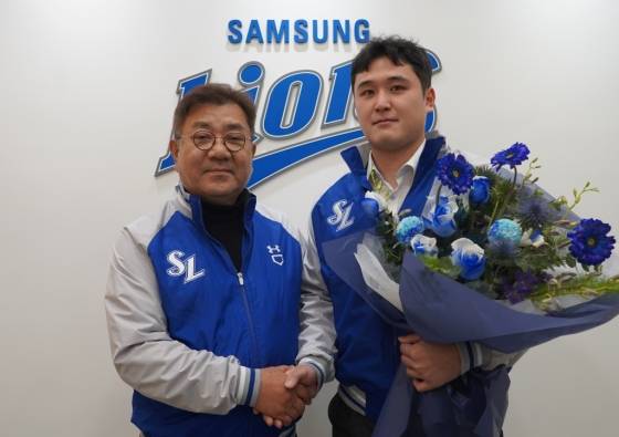 유정근(왼쪽) 삼성 라이온즈 대표이사와 최원태. /사진=삼성 라이온즈 제공