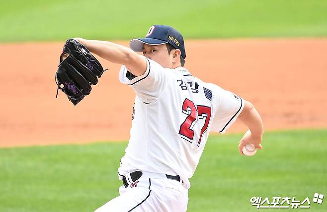 FA 투수 김강률이 친정 두산 잔류가 아닌 '잠실 라이벌' LG 이적에 다가섰다. 엑스포츠뉴스 DB