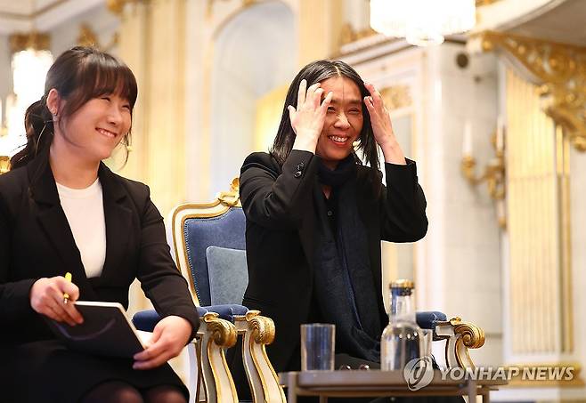 밝은 표정의 한강 (스톡홀름=연합뉴스) 김도훈 기자 = 2024 노벨문학상 수상자인 한강이 6일(현지시간) 스웨덴 스톡홀름 노벨상박물관에서 기자회견을 하고 있다. 2024.12.6 superdoo82@yna.co.kr