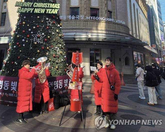 구세군 악단 (서울=연합뉴스) 오인균(맨 오른쪽) 인턴기자가 지난 4일 서울 명동예술극장 앞에서 구세군 자선냄비자원봉사를 하고 있다. 2024.12.7. [촬영 오인균]