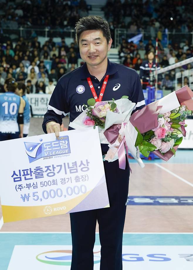 최재효 배구연맹 심판위원장이 주심으로 나서 휘슬 분 까닭은
