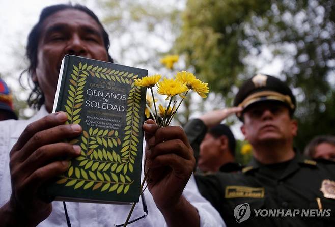2014년 가브리엘 가르시아 마르케스 장례식장에 소설 '백년의 고독' 들고 온 추모객 [로이터 연합뉴스 자료사진. 재판매 및 DB 금지]