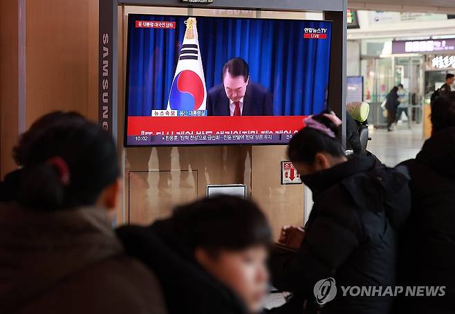윤석열 대통령 대국민 담화 시청하는 시민들 (서울=연합뉴스) 신현우 기자 = 윤석열 대통령 탄핵소추안 표결이 예정된 7일 오전 서울역 대합실에서 시민들이 대통령 대국민 담화 중계를 지켜보고 있다. 2024.12.7 nowwego@yna.co.kr
