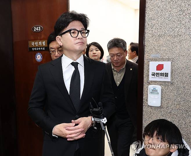대통령 담화 본 뒤 대표실 나오는 한동훈 대표 (서울=연합뉴스) 류영석 기자 = 국민의힘 한동훈 대표가 7일 국회에서 윤석열 대통령 담화를 지켜본 뒤 당대표실을 나오고 있다. 2024.12.7 ondol@yna.co.kr