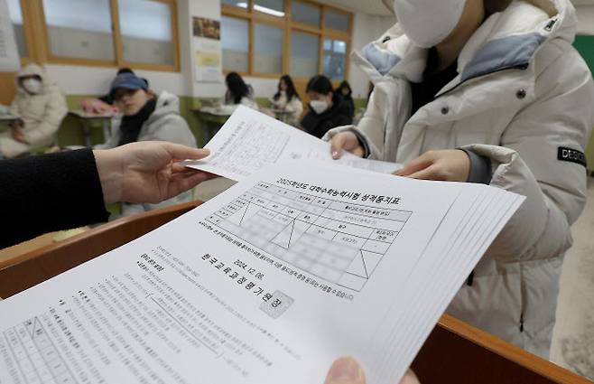 2025학년도 대학수학능력시험(수능) 성적표 배부일인 6일 대구여자고등학교 3학년 교실에서 학생들이 수능 성적표를 받고 있다.(사진=연합뉴스)