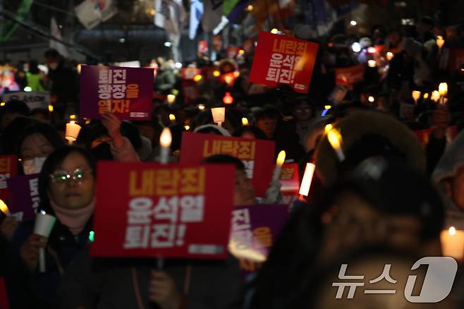 6일 오후 서울 여의도 국회의사당 앞에서 열린 윤석열 대통령의 퇴진 촉구 집회에서 시민들이 손피켓을 들고 정권 퇴진을 촉구하고 있다. 2024.12.6/뉴스1 ⓒ News1 이동해 기자