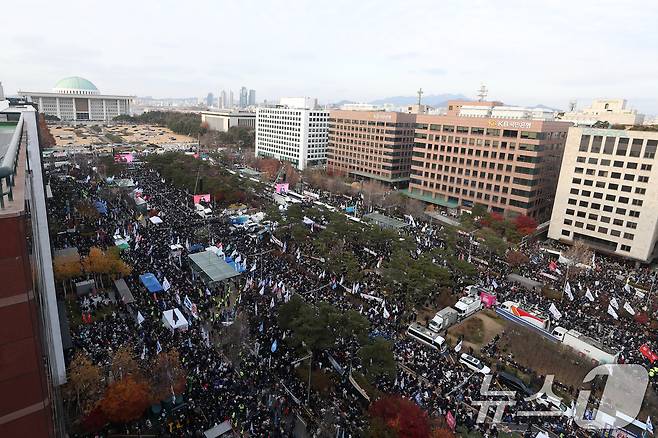 윤석열 대통령에 대한 국회 탄핵안 표결일인 7일 오후 서울 여의도 국회 앞에 모인 시민들이 윤석열 대통령 탄핵소추안 가결을 촉구하고 있다. 2024.12.7/뉴스1 ⓒ News1 이승배 기자