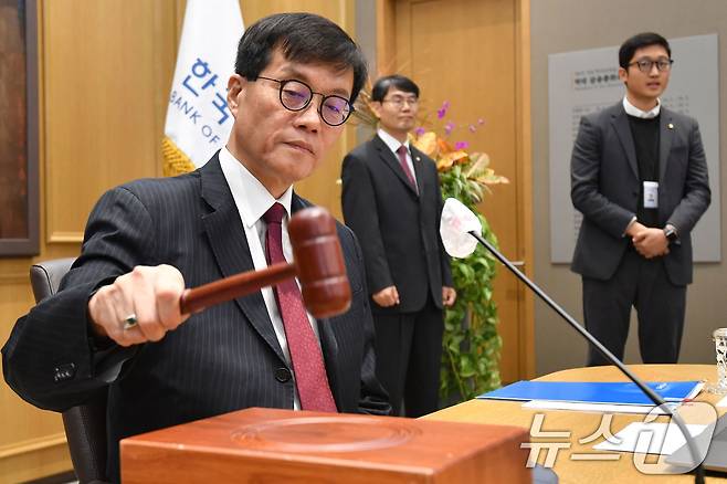 이창용 한국은행 총재가 지난달 28일 금융통화위원회에서 의사봉을 두드리고 있다. (자료사진) /뉴스1