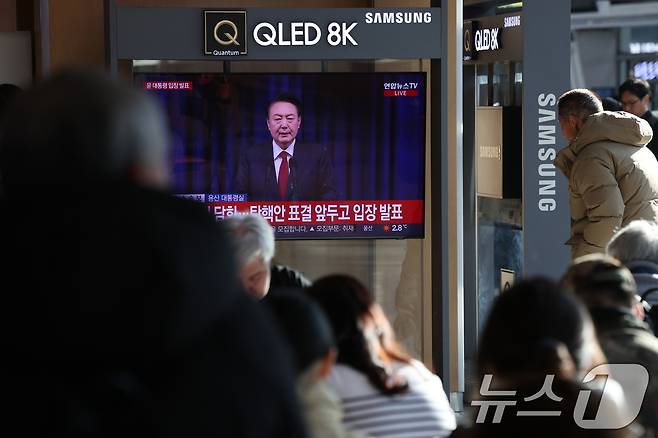 윤석열 대통령에 대한 국회 탄핵안 표결일인 7일 오전 서울역 대합실에서 시민들이 윤 대통령의 대국민 비상계엄 관련 담화를 시청하고 있다. 2024.12.7/뉴스1 ⓒ News1 신웅수 기자