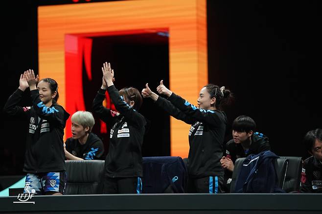 대표팀 선수들이 환호하고 있다. 사진 | 국제탁구연맹