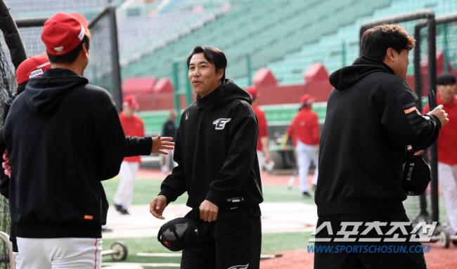 27일 인천 SSG랜더스필드에서 열린 SSG 랜더스와 한화 이글스의 경기. 한화 김강민이 SSG 김광현과 인사를 나누고 있다. 인천=박재만 기자 pjm@sportschosun.com/2024.03.27/