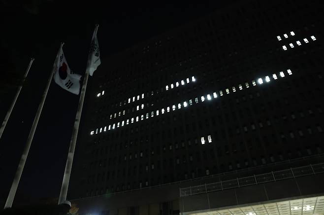 윤석열 대통령이 선포한 비상계엄 집행을 주도한 김용현 전 국방부 장관이 8일 새벽 계엄 사태를 수사하는 검찰 특별수사본부에 자진출석해 조사를 받고 있는 가운데 서울 서초구 서울중앙지검에 불이 켜져 있다./연합뉴스