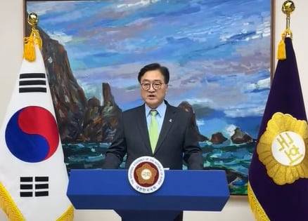 윤석열 대통령이 비상계엄을 선포한 3일 밤 우원식 국회의장이 국회에서 긴급 기자회견을 하고 있다. /연합뉴스