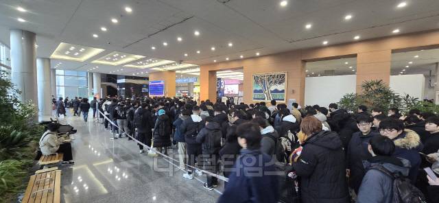 서브컬처 팬들이 지난 7일 일산 킨텍스 제1전시장 'AGF 2024' 개막에 앞서 대기하고 있는 모습. 게임 기자단 제공