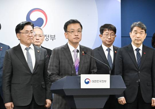 최상목 부총리 겸 기획재정부 장관이 8일 오후 서울 종로구 정부서울청사에서 관계부처 합동 성명문 '국민께 드리는 말씀'을 낭독하고 있다. [기획재정부]