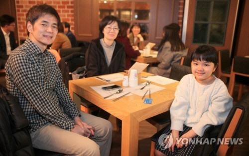 일본 프로바둑 최연소 입단을 예약한 나카무라 스미레(오른쪽)가 서울에서 열린 입단 축하연에 아버지 나카무라 신야 9단(왼쪽), 어머니 나카무라 미유키(가운데)씨와 함께 참석했다. [사이버오로 제공]