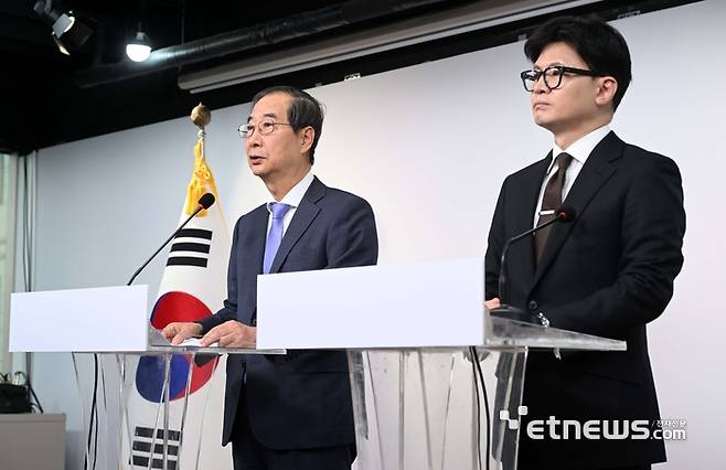 한동훈 국민의힘 대표와 한덕수 국무총리가 8일 서울 여의도 국민의힘 당사에서 국정 수습 방안에 대한 공동 대국민 담화문을 발표하고 있다. 김민수기자 mskim@etnews.com