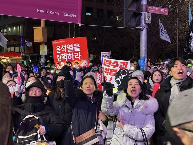 7일 오후 서울 영등포구 여의도 국회의사당 앞에서 열린 '범국민촛불대행진'에서 시민들이 윤석열 대통령의 탄핵소추안 통과를 촉구하며 구호를 외치고 있다. 사진=최기원