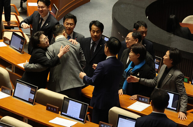 김상욱 국민의힘 의원이 7일 오후 서울 여의도 국회 본회의장에 돌아와 대통령 탄핵소추안에 대해 투표를 마치자 더불어민주당 의원들이 다가와 격려하고 있다. 신소영 기자 viator@hani.co.kr