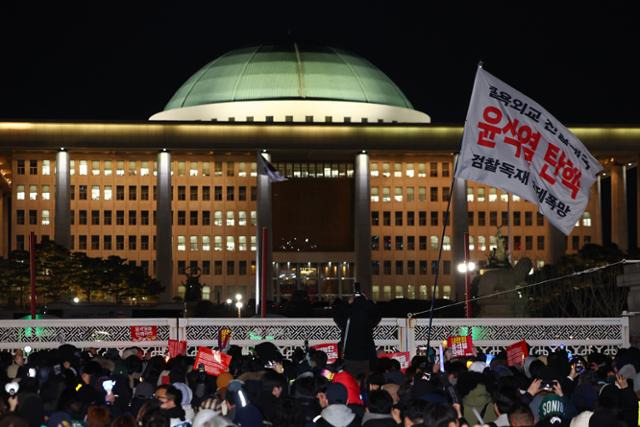 윤석열 대통령에 대한 탄핵소추안이 국회 본회의에서 의결 정족수 미달로 폐기된 7일 국회 앞에 시민들이 모여있다. 연합뉴스