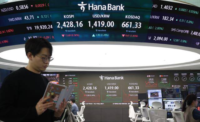 6일 서울 중구 하나은행 딜링룸 전광판에 지수가 표시되고 있다. 뉴시스