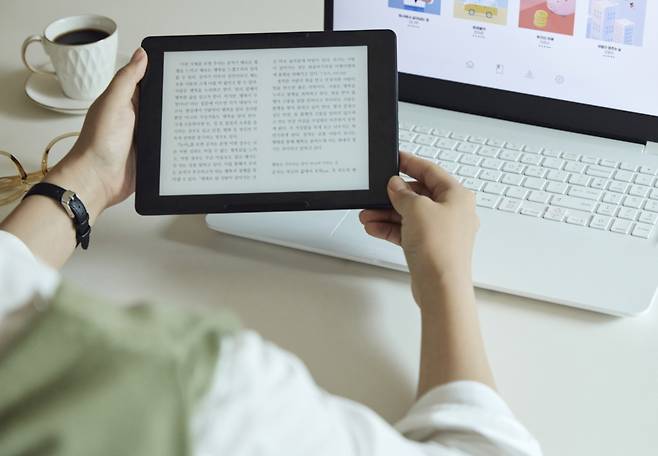 자신에게 맞는 글꼴로 변경하고, 의식적으로 심호흡하며 전자책을 읽으면 가독성이 좋아진다./사진=클립아트코리아