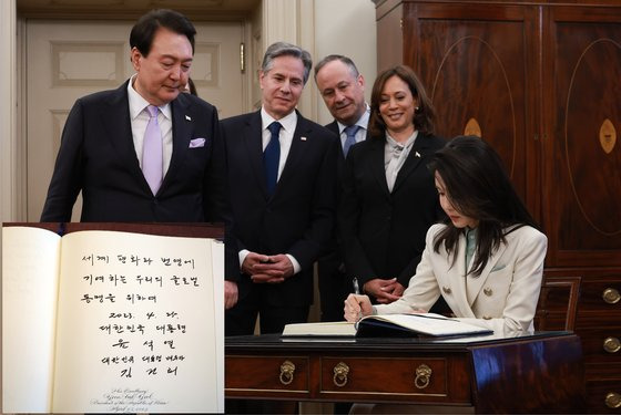 지난해 4월 미국을 국빈 방문 중에 김건희 여사가 윤석열 대통령과 카멀라 해리스 미국 부통령, 토니 블링컨 국무장관 등이 지켜보는 가운데 방명록을 쓰고 있다. 좌측 하단은 방미 당시 작성한 방명록. 중앙포토ㆍ대통령실