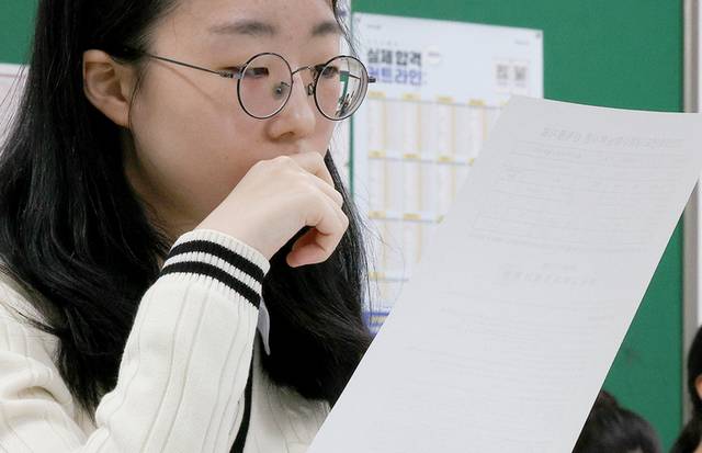 ▲ 2025학년도 대학수학능력시험(수능) 성적표 배부일인 6일 대구여자고등학교 3학년 교실에서 학생들이 수능 성적표 확인을 하고 있다. 연합뉴스