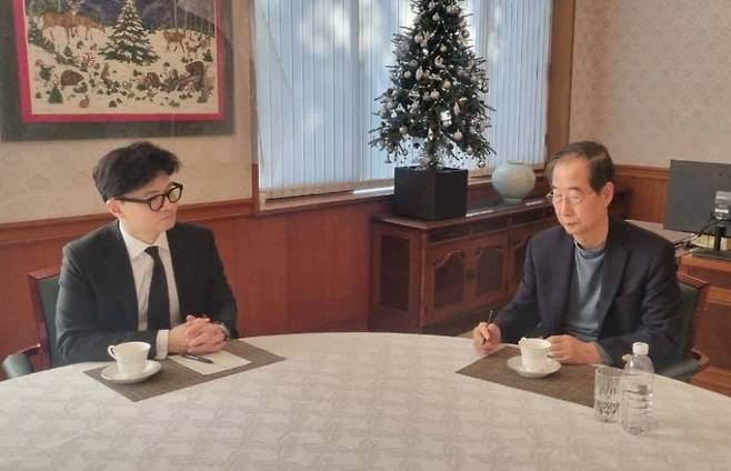 한덕수 국무총리(오른쪽)가 윤석열 대통령 탄핵소추안 표결일인 7일 서울 종로구 삼청동 총리공관에서 국민의힘 한동훈 대표와 긴급 회동을 하고 있다.  사진=국민의힘