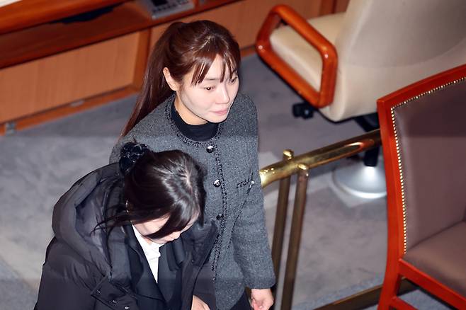 김예지 국민의힘 의원이 7일 국회 본회의에서 윤석열 대통령의 탄핵소추안에 대해 투표하기 위해 걸어가고 있다. 연합뉴스