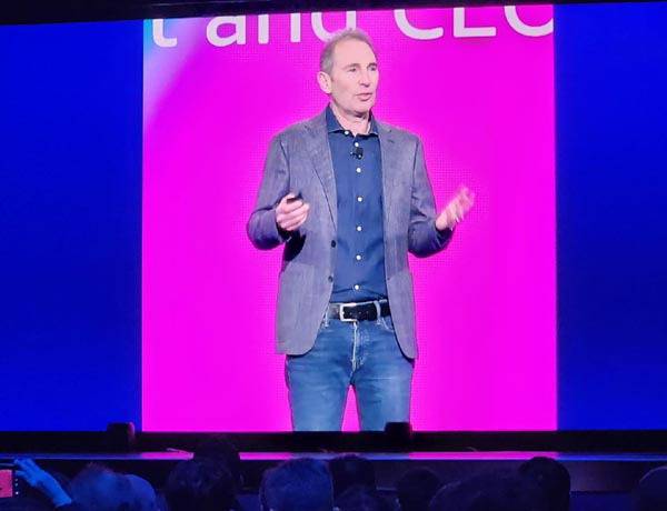 앤디 제시 아마존 최고경영자가 지난 3일(현지 시간) 미국 라스베이거스 베네시안호텔에서 열린 ‘아마존 리: 인벤트 2024’에서 생성형 AI 모델인 ‘아마존 노바’ 출시 소식을 알렸다.  연합뉴스