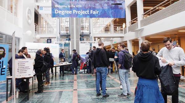 시스타 사이언스 시티에서 진행 중인 ‘Degree Project Fair(졸업 논문 박람회)’ 현장. 기업 담당자들이 나와 연구과제를 소개하며 학생들과 정보를 교환한다. KTH 학사 및 석사 과정 학생들은 졸업 전 기업에서 업무를 수행하고 결과를 논문으로 제출해야 한다.