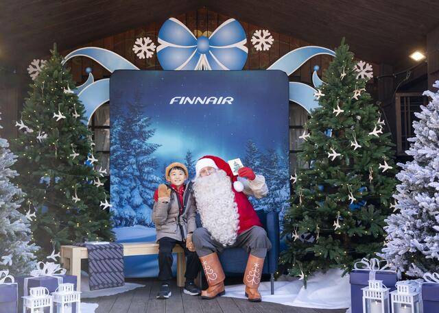 지난 6일 김율(9)군과 에버랜드를 방문한 핀란드 공인 산타클로스가 기념촬영을 하고 있다. 에버랜드 제공