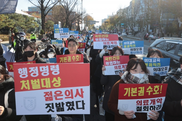 8일 오후 서울 종로구 마로니에 공원 앞에서 서울대병원 전공의협의회 비상대책위원회가 주최한 '젊은 의사 의료계엄 규탄 집회'가 열렸다. 연합뉴스.